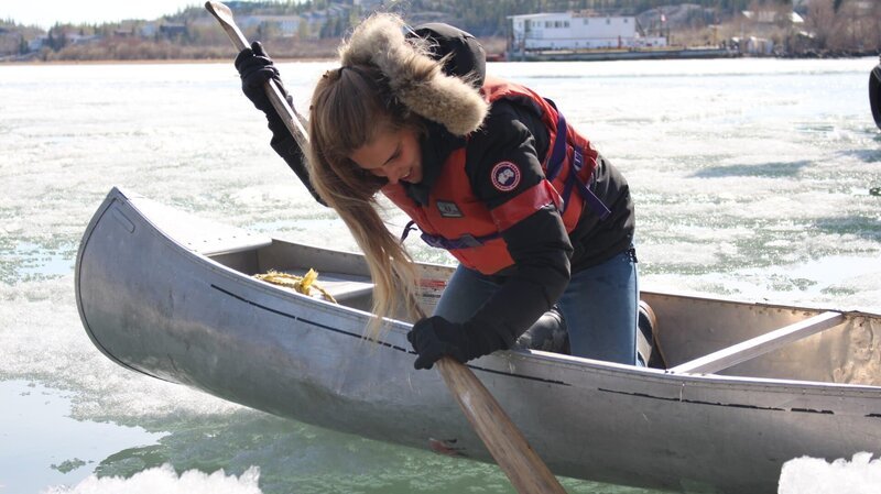 Molly maneuvers a canoe through icy water. – Bild: Discovery Communications, Inc.