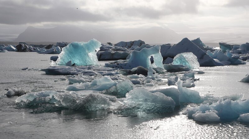 Die Eislagune von Jökulsárlón ist wohl die schönste Islands. – Bild: phoenix/​ZDF/​Lea Goldberg