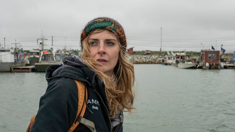 Emily Riedel face shot at harbor. – Bild: Discovery Channel /​ Discovery, Inc.