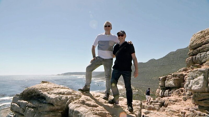 Peter Müller (li.) und Thomas Geissert, aus dem hessischen Langen, am Aussichtspunkt am Kap der Guten Hoffnung. – Bild: HR