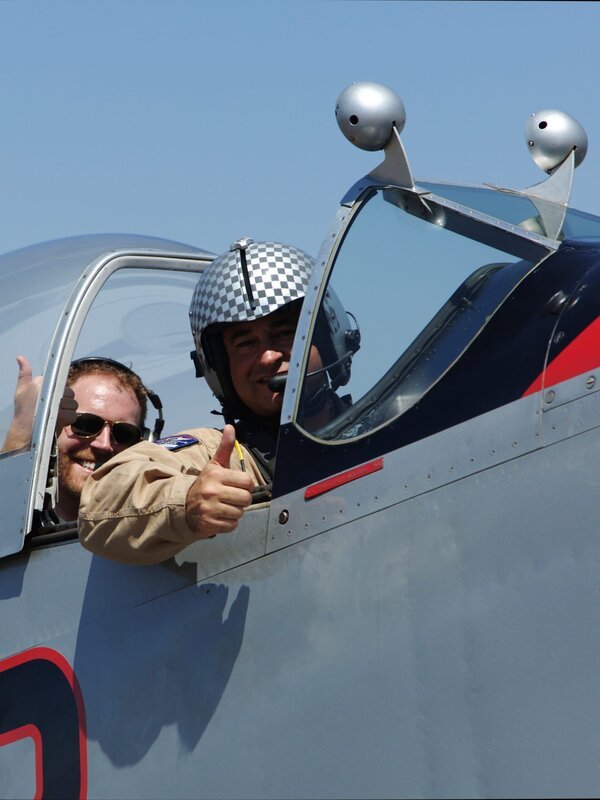 Josh Gates and Commemorative Air Force Pilot Chris Liguori give the thumbs up that they are ready to take off in a P-51 Mustang in Southern California. – Bild: Ben Boyle/​Discovery Channel /​ Photobank 36409_ep506_011 /​ Discovery Communications