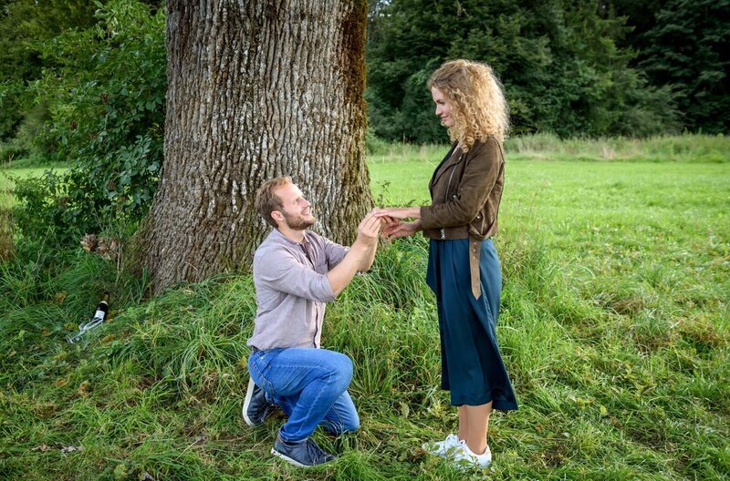 Florian (Arne Löber, l.) macht Maja (Christina Arends, r.) einen romantischen Heiratsantrag. – Bild: ARD/​Christof Arnold