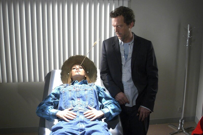 L-R: Patientin Carmen Electra (spielt sich selbst), Dr. House (Hugh Laurie) – Bild: PLURIMEDIA (NBC Universal)