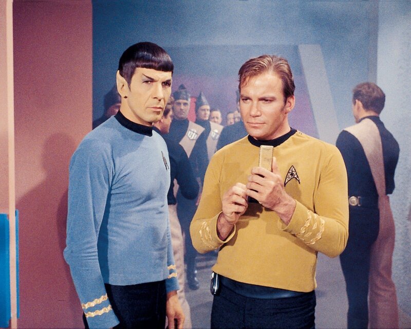 Im Bild: Commander Spock (Leonard Nimoy, links), Captain Kirk (William Shatner, rechts). – Bild: SYFY