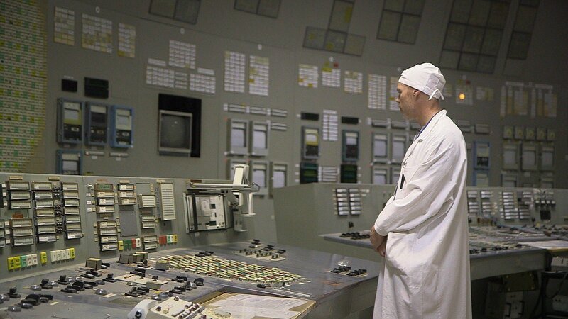 Professor Jim Smith im Tschernobyl Kontrollzentrum – Bild: RTL /​ © Endemol Shine UK Ltd 2022