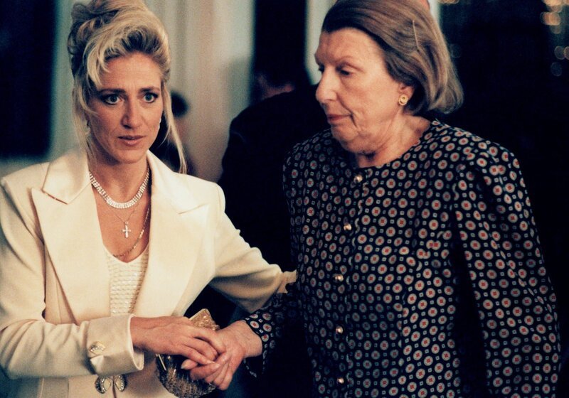 L-R: Carmela Soprano (Edie Falco), Livia Soprano (Nancy Marchand) – Bild: [current year] Home Box Office, Inc. All rights reserved. HBO® and all related programs are the property of Home Box Office, Inc.