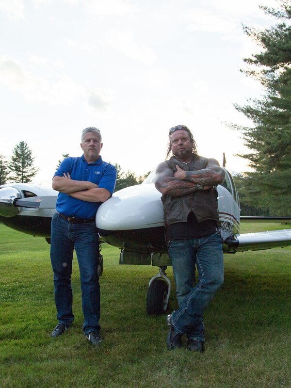 Ken and Danny in front of the plane. – Bild: Discovery Channel /​ Photobank 33296_Ep206_043.jpg /​ Discovery Communications