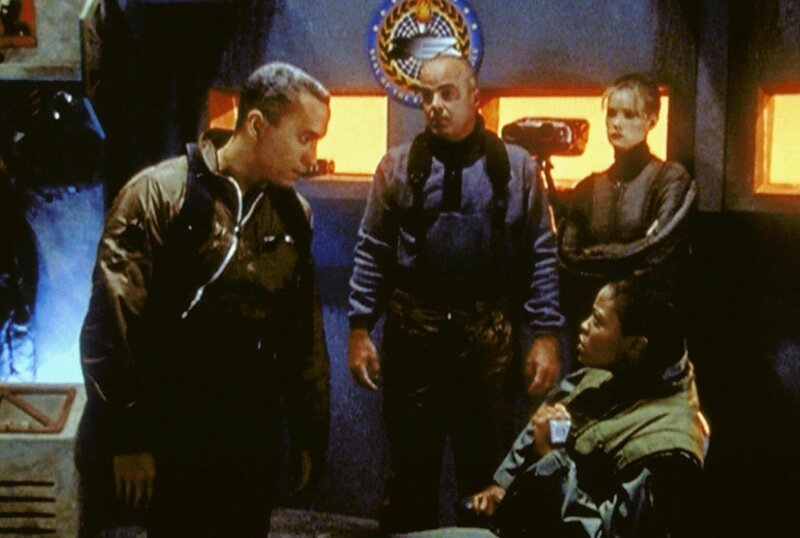 Dr. Franklin (Richard Biggs, li.), Michael Garibaldi (Jerry Doyle), Nummer 1 (Marjorie Monaghan, hinten) und eine Offizierin befinden sich auf einem der Stützpunkte der Erdstreitkräfte auf dem Mars, den sie eingenommen haben. – Bild: PR7; ProSieben Media AG