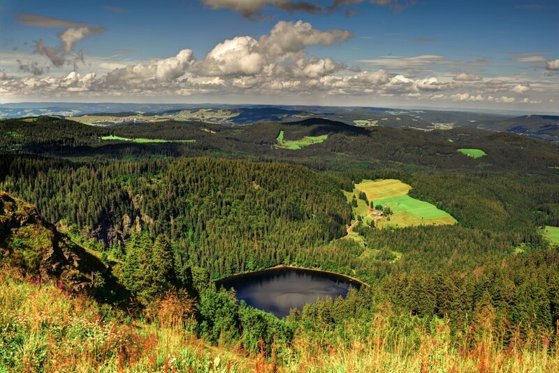 Panorama landschaft blick über Schwarzwald, Deutschland – Bild: shutterstock