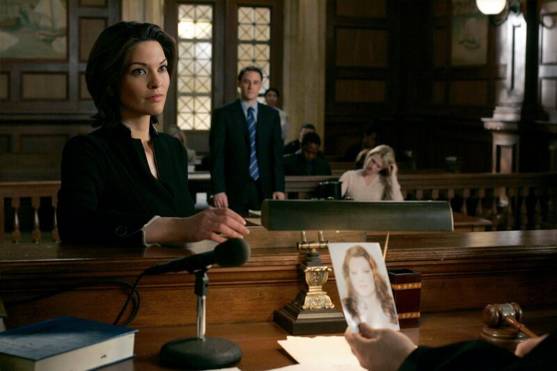 LAW & ORDER -- „Quit Claim“ Episode 1810 -- Pictured: (l-r) Alana de la Garza as Assistant District Attorney Connie Rubirosa, Greg Keller as Peter Berbatov, January Jones as Kim Brody -- NBC Photo: Will Hart – Bild: NBC Universal, Inc. ©13TH Street Photocredit Mandatory, Editorial Use Only, NO archive, NO Resale /​ Will Hart