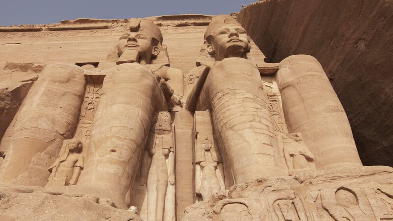 Pharao Cheops und Ramses II. sind für den Bau der größten Projekte des alten Ägypten verantwortlich: die Große Pyramide von Gizeh und die Tempel von Abu Simbel. – Bild: ZDF und Tim Dunn/​Tim Dunn