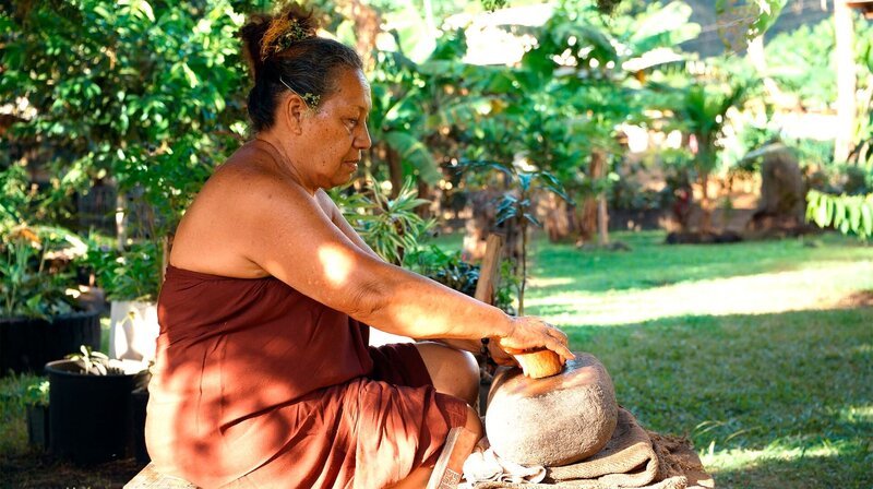 Tapa-Frau Sara Vaki beim Kneten des Stoffes, Fatu Hiva/​Marquesas. – Bild: NDR/​Autentic GmbH/​Thierry Thuilier