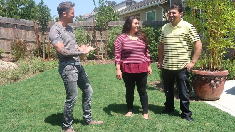 David Bromstad listening to our winners comments on this fabulous backyard, one possible house – Bild: 2017,HGTV/​Scripps Networks, LLC. All Rights Reserved