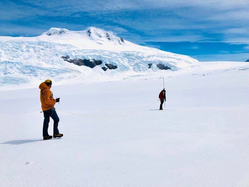 In einer erneuten Expedition erforscht Robert Jasper zusammen mit Wissenschaftler den Klimawandel in den Bergen. – Bild: ZDF und extrem-TV./​extrem-TV