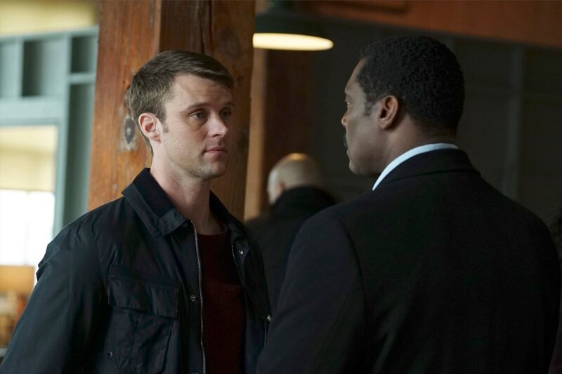 -- „Carry Me“ Episode 520 -- Pictured:(l-r) Jesse Spencer as Matthew Casey, Eamonn Walker as Wallace Boden -- (Photo by: Elizabeth Morris/​NBC) – Bild: 2017 NBCUniversal Media, LLC-UNIVERSAL CHANNEL Photocredit Mandatory, Editorial Use Only, NO archive, NO Resale