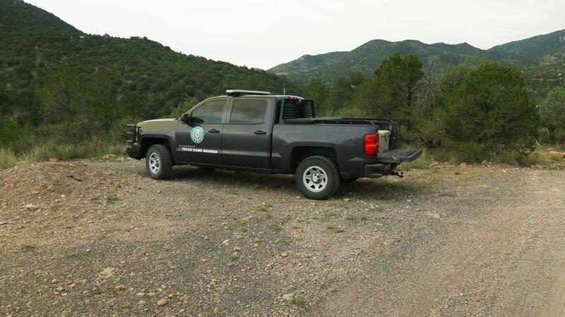 Warden truck in West Texas where wardens are going to investigate illegal donkey hunters. – Bild: Nick Cody /​ Animal Planet /​ Discovery Communications, LLC