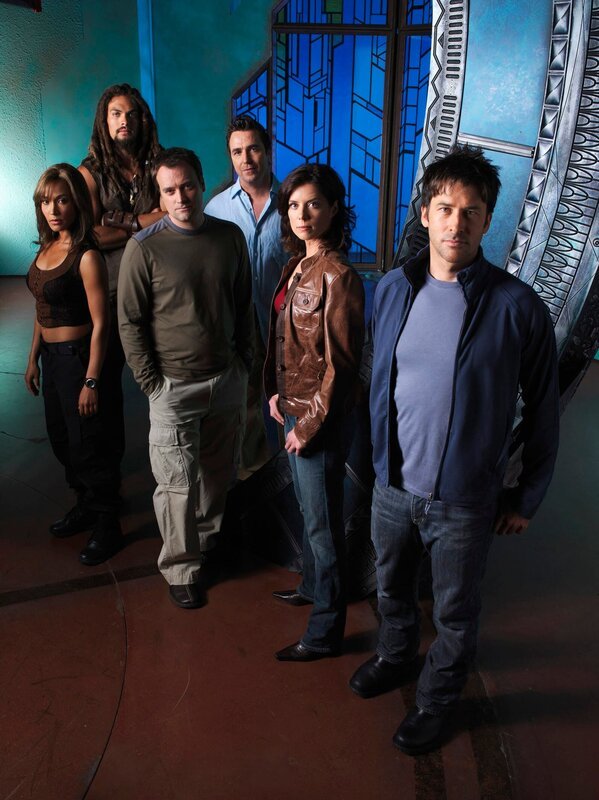L-R: Teyla Emmagan (Rachel Luttrell), Ronon Dex (Jason Momoa), Dr. Rodney McKay (David Hewlett), Dr. Carson Beckett (Paul McGillion), Dr. Elizabeth Weir (Torri Higginson) und Lt. Colonel John Sheppard (Joe Flanigan) – Bild: SYFY