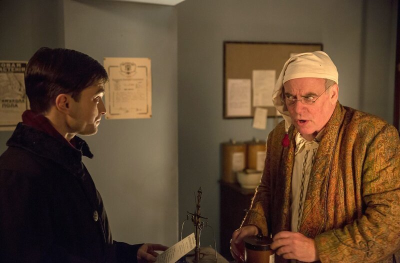 Der junge Arzt (Daniel Radcliffe) und ein Apotheker (Geoff McGivern) – Bild: WDR/​Big Talk 2013/​Colin Hutton