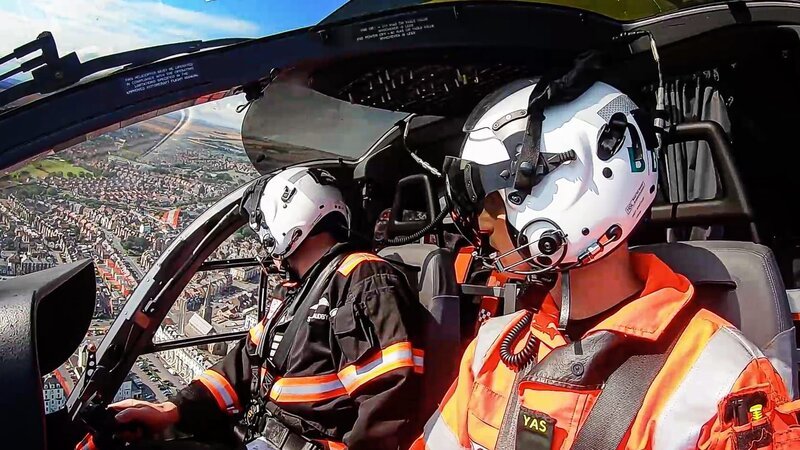 Piloten im Hubschrauber – Bild: Warner Bros. Discovery