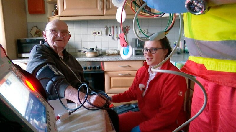 Die Notfallsanitäterin Laura Peter vom Deutschen Roten Kreuz Fulda kümmert sich um einen Patienten mit Atemnot. – Bild: HR