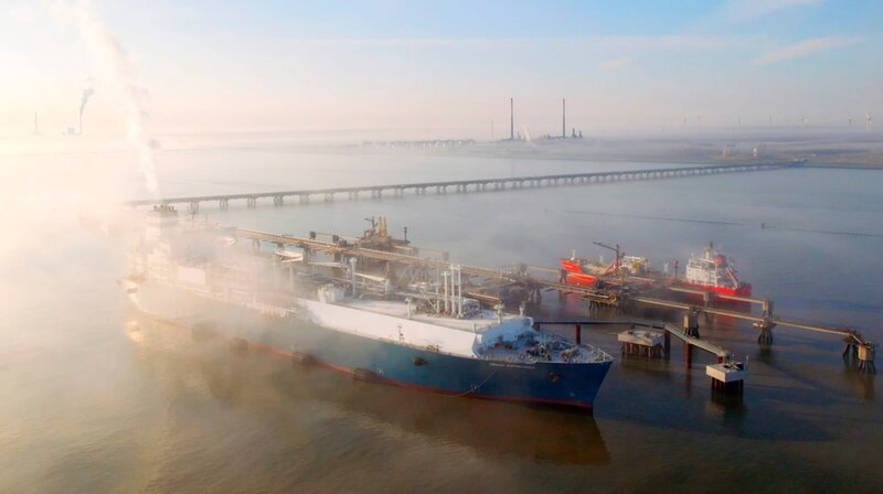 In nur sieben Monaten wurde in Wilhelmshaven ein LNG-Terminal errichtet. – Bild: NDR/​HTTV