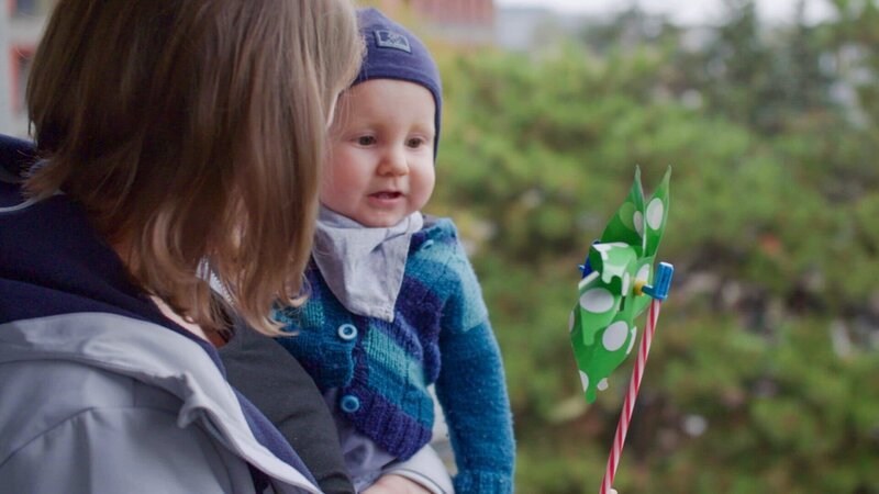 Verena Klement mit ihrem Kind auf dem Balkon. – Bild: ORF/​Metafilm