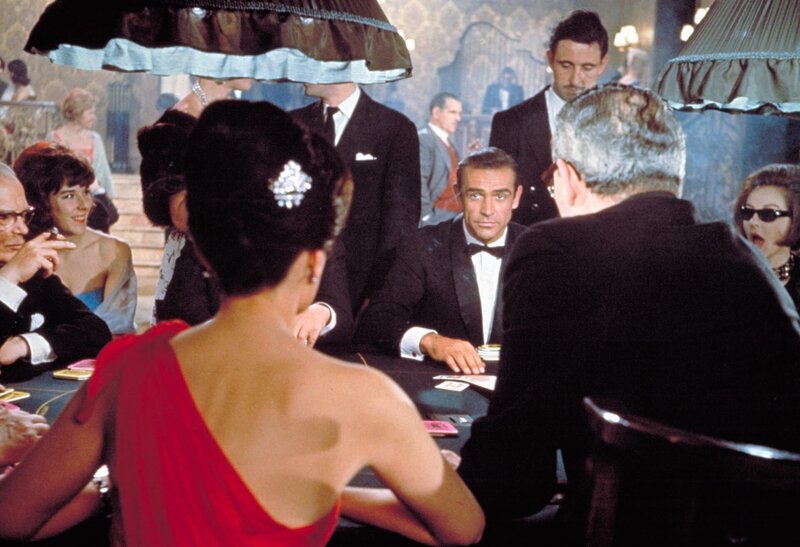 James Bond (Sean Connery) hat sein nächstes Ziel schon fest im Visier. – Bild: ATV