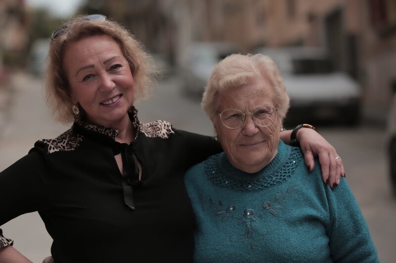 Sara (l.) ist zurückgekehrt nach Sizilien, um sich um ihre Mutter Accursia (r.) zu kümmern. Jetzt hat sie Heimweh nach Deutschland. – Bild: ZDF und Vita Spieß.