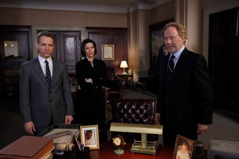 LAW & ORDER -- „Brilliant Disguise“ Episode 2015 -- Pictured: (l-r) Linus Roache as Executive A.D.A Michael Cutter, Alana De La Garza as A.D.A Connie Rubirosa, Timothy Busfield as Ray Backlund -- Photo by: Will Hart/​NBC – Bild: 13th Street