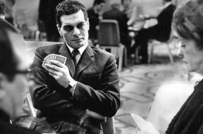 „Lawrence von Arabien“ und „Doktor Schiwago“ machten Omar Sharif zum Weltstar. Seine Leidenschaft galt aber nicht nur der Schauspielerei: Er spielte auch professionell Bridge. – Bild: AGE Fotostock / ?Lawrence von Arabien? und ?Doktor Schiwago?“ machten Omar Sharif zum Weltstar. Seine Leidenschaft galt aber nicht nur der Schauspielerei: Er spielte auch professionell Bridge. „Lawrence von Arabien“ und „Doktor Schiwago“ machten Omar Sharif zum Weltstar. Seine Leidenschaft galt aber nicht nur der Schauspielerei: Er spielte auch professionell Bridge. – Bild: AGE Fotostock / ?Lawrence von Arabien? und ?Doktor Schiwago?“ machten Omar Sharif zum Weltstar. Seine Leidenschaft galt aber nicht nur der Schauspielerei: Er spielte auch professionell Bridge.