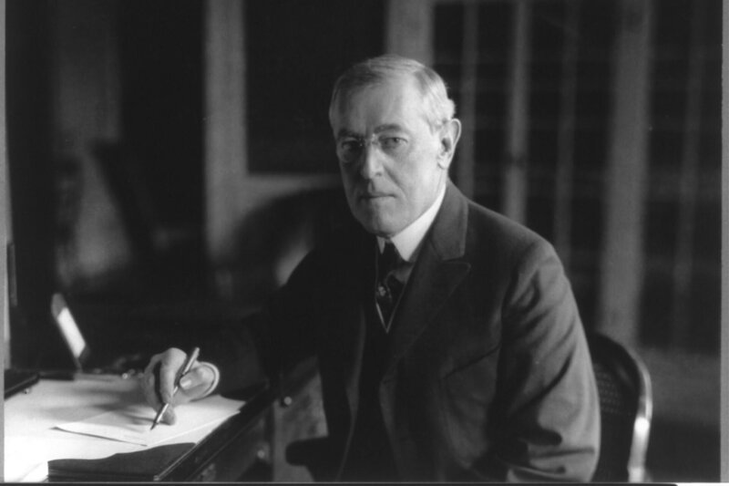 Der 28. US-Präsident Woodrow Wilson an seinem Schreibtisch. Er setzte sich nach dem 1. Weltkrieg für eine Neuordnung Ost-Europas ein und proklamierte das Selbstbestimmungsrecht der Völker. – Bild: ZDF und Library of Congress.
