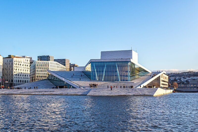 The Norwegian national theatre in Oslo, designed by architects in the form of an iceberg and built on the shore, harmoniously blended into the surrounding landscape – Bild: Shutterstock /​ Shutterstock /​ Copyright (c) 2020 roundex/​Shutterstock. No use without permission.