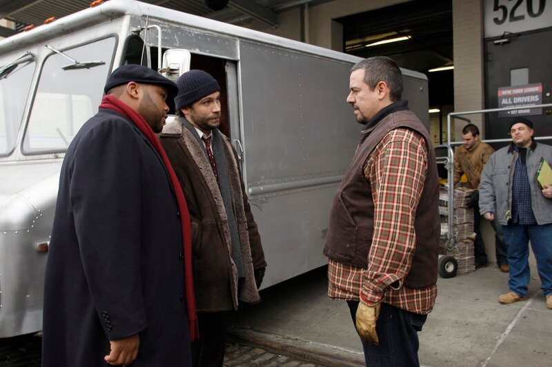 LAW & ORDER -- „Bailout“ Episode 1915 -- Pictured: Anthony Anderson as Det. Kevin Bernard, Jeremy Sisto as Det. Cyrus Lupo, Frank Pando as Silvio Mangiafico -- NBC Photo: Will Hart – Bild: 13th Street