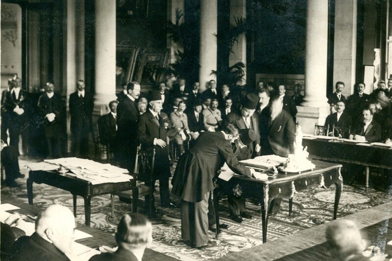 Die türkische Delegation unterschreibt im Pariser Vorort Sèvres 1920 den Friedensvertrag mit den Alliierten. – Bild: ZDF und Musée national de Céramique Sèvres.