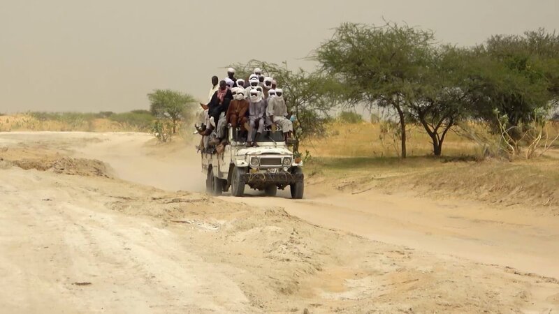 Gefährlicher Roadtrip: Die Region um den Tschadsee wird immer wieder von der Terrorgruppe Boko Haram heimgesucht. – Bild: ZDF und Mark Game./​Mark Game