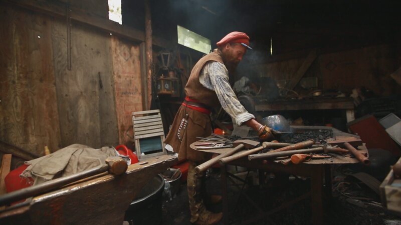 WARD, COLO.- Derik dumping coals onto the fire in his forge. (Photo Credit: NG Studios/​Walter Mather) – Bild: Walter Mather /​ NG Studios/​Walter Mather /​ National Geographic Channels /​ NG Studios