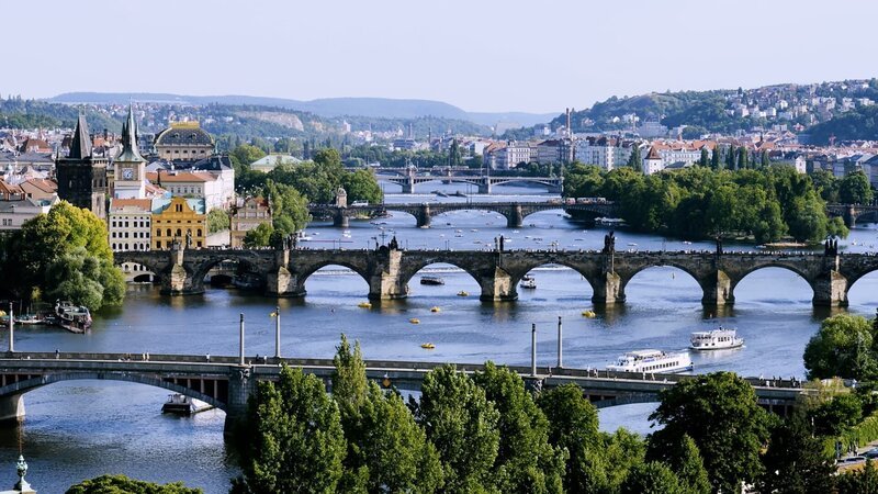 Brücken verbinden Menschen und Länder. So auch die Moldaubrücken in Prag. – Bild: ZDF und ©Off the Fence.