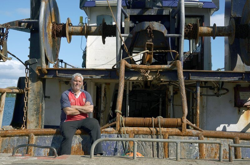 Ein Zuhause auf dem Wasser: Auch Daniel Healy muss seinen Fischkutter verschrotten lassen … – Bild: Autobus Productions /​ Ein Zuhause auf dem Wasser: Auch Daniel Healy muss seinen Fischkutter verschrotten lassen …