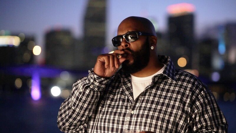 Musikproduzent Suge Knight gilt als eine der Schlüsselfiguren der legendären _East Coast vs. West Coast_-Fehde und war dabei, als die tödlichen Schüsse auf 2Pac fielen. Die Verwendung des sendungsbezogenen Materials ist nur mit dem Hinweis und Verlinkung auf TVNOW gestattet. – Bild: RTL /​ © Showtime