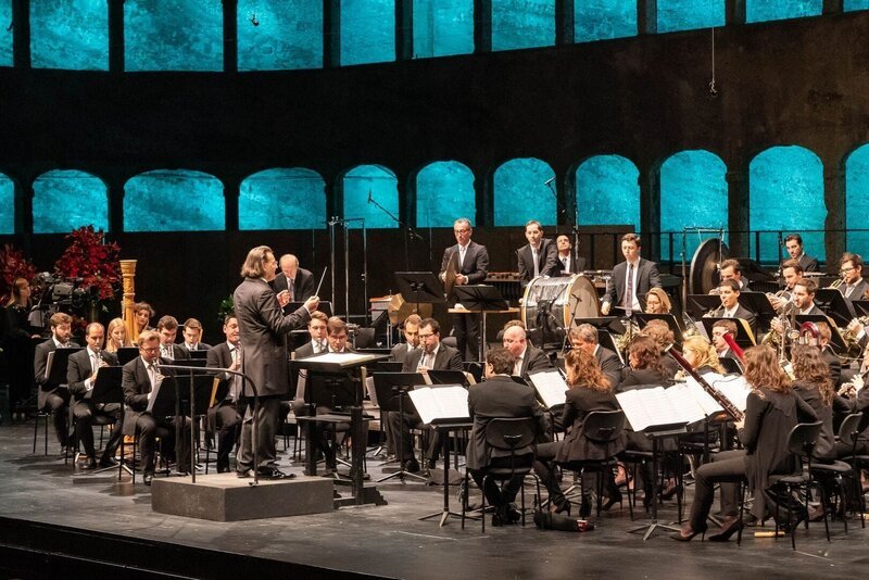 Die Salzburg Wind Philharmonic und Hansjörg Angerer – Bild: Christian Schneider