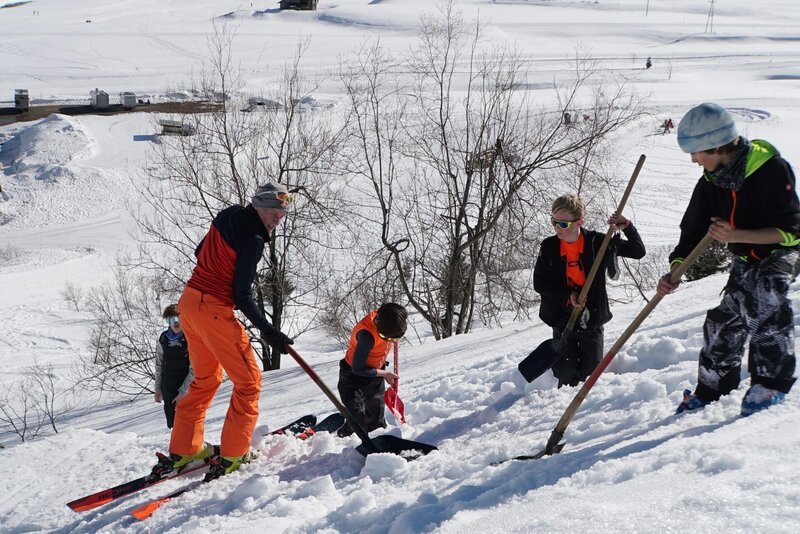 Skispringer Andreas Goldberger baut gemeinsam mit den Skimittelschülern der SMS Bad Gastein eine Sprungschanze – Bild: ServusTV /​ Degn Film /​ Lena Moik