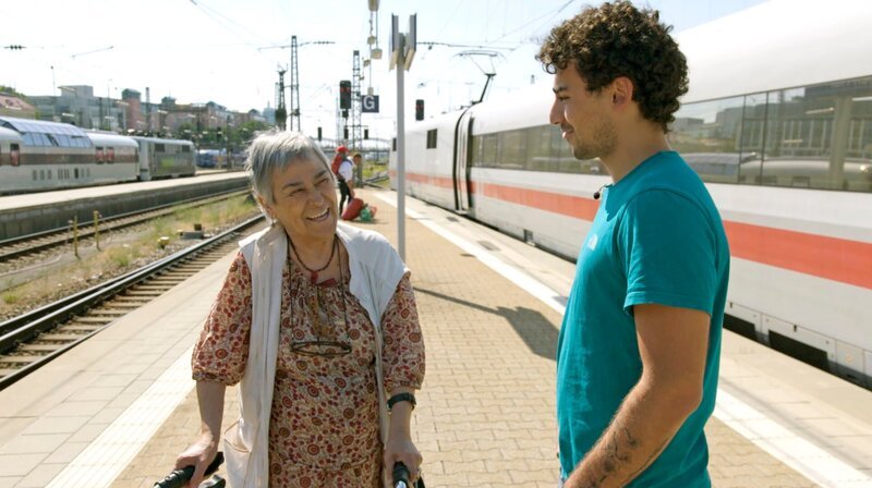 Kubilay Toptal (r) und Filiz Taskin am Münchner Bahnhof. – Bild: WDR/? Kubilay Toptal (r) und Filiz Taskin am Münchner Bahnhof. – Bild: WDR/?