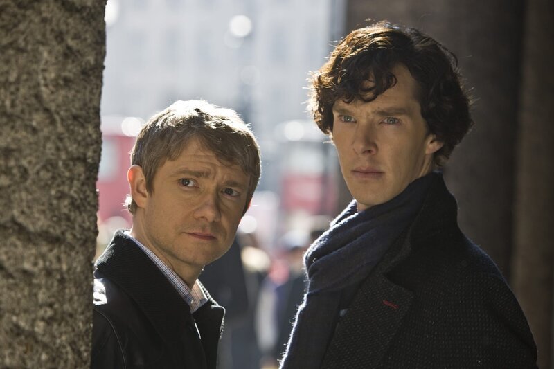 Dr. John Watson (Martin Freeman, l.); Sherlock Holmes (Benedict Cumberbatch, r.) – Bild: 2010 Hartswood Films /​ John Rogers Lizenzbild frei