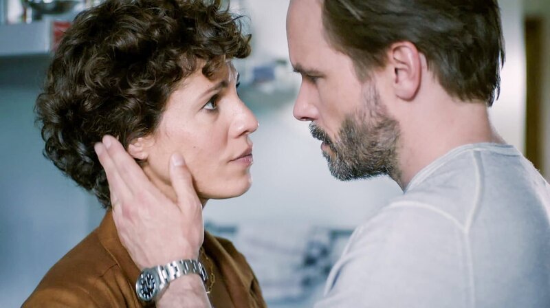 Jasmin Gerat (Inès Lemarchal), Wanja Mues (Etienne Lemarchal). – Bild: ARD/​ORF/​MR Film