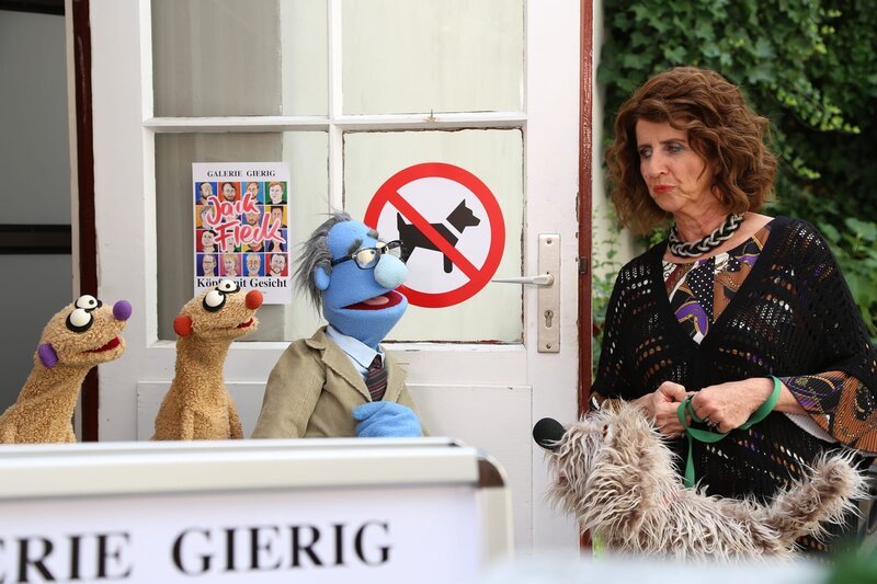 Der Galeriebesitzer will die Hundefreundin (Julia Schmitt) nicht in die Ausstellung lassen. – Bild: NDR/​bigSmile
