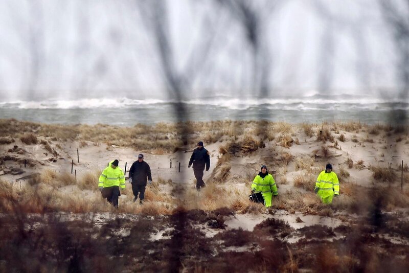BABYLON, NY – APRIL 05: Suffolk County Police and police recruits search an area of beach near where police recently found human remains on April 5, 2011 in Babylon, New York. Working on the theory of a single serial killer may be working in the New York area, the police found three additional sets of human remains Monday, bringing the total number of bodies found in the area to eight. It is believed that most of the remains are female and that some of the women were working as prostitutes. Currently the police have no suspects in the crimes. (Photo by Spencer Platt/​Getty Images) – Bild: Spencer Platt /​ Getty Images /​ Getty Images North America /​ 2011 Getty Images