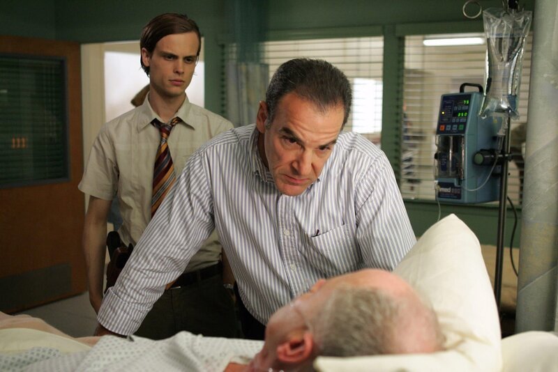 Criminal Minds Season1, Criminal Minds Staffel1, regie USA 2005, Darsteller caption: „Won’t Get Fooled Again“ -- Gideon and Dr. Daniel Reid (Matthew Gray Gubler, left and Mandy Patinkin, center) question Gil Clurman (Tom Virtue), the victim of a serial bomber to try to discover his identity, on CRIMINAL MINDS, Photo: Justin Lubin /​ CBS ©2005 CBS Broadcasting Inc. All Rights Reserved copyright: – Bild: 13th Street
