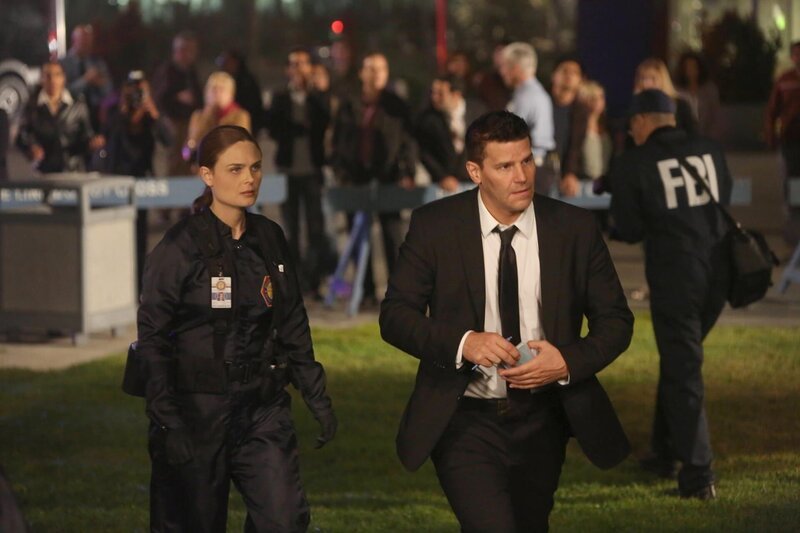 Am Tatort bietet sich Brennan (Emily Deschanel) und Booth (David Boreanaz) ein anderes Szenario, als erwartet. – Bild: Polsat