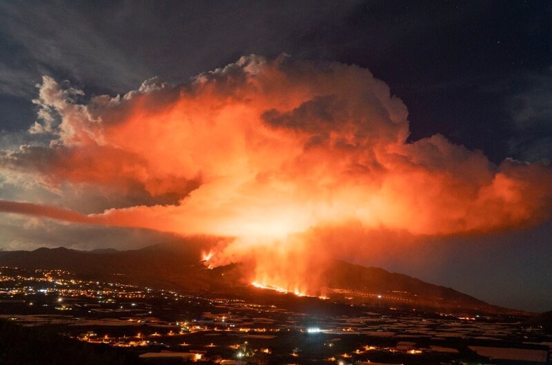 Ausbruch der Cumbre Vieja Vulkankette. – Bild: RTL /​ Andreas Weibel /​ Getty Images /​ Moment RF /​ Getty Images /​ Vulkane