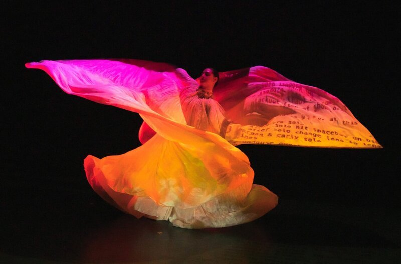 Loïe Fuller revolutionierte mit ihrer Leidenschaft für das Licht die Performancekunst des frühen 20. Jahrhunderts. – Bild: Ashley Garrett /​ © Ashley Garrett